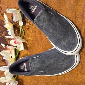 Slip-On Loafers/Sneakers